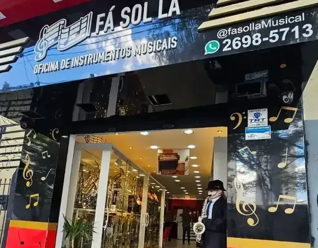 Fachada da loja e oficina FÁ-SOL-LÁ, com vitrine de saxofones e metais